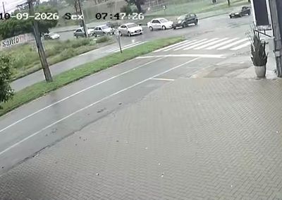 Acidente aconteceu na manh&atilde; desta sexta-feira (9), no cruzamento da Rua Piau&iacute; com a Avenida Tancredo Neves.