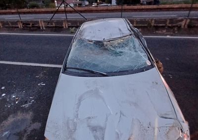 
Durante o trajeto, o motorista perdeu o controle da dire&ccedil;&atilde;o, bateu na traseira de um caminh&atilde;o e, na sequ&ecirc;ncia, o carro capotou.