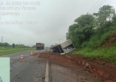 Acidente aconteceu na manh&atilde; desta ter&ccedil;a-feira (6); motorista n&atilde;o ficou ferido.