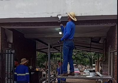 Equipes da Secretaria de Infraestrutura realizaram pintura, retirada de entulhos e recupera&ccedil;&atilde;o de cal&ccedil;adas; obras de acessibilidade tamb&eacute;m est&atilde;o previstas.