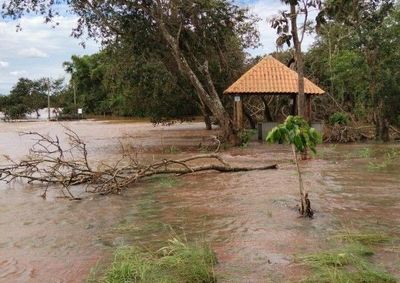 Pescador ainda n&atilde;o conseguiu retornar &agrave; resid&ecirc;ncia, que permanece alagada.