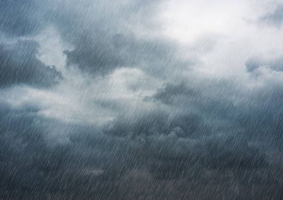 Segundo o Simepar, sexta e s&aacute;bado t&ecirc;m cerca de 2 mm de chuva previstos; no domingo, s&atilde;o esperados 14,4 mm e 98% de chance.