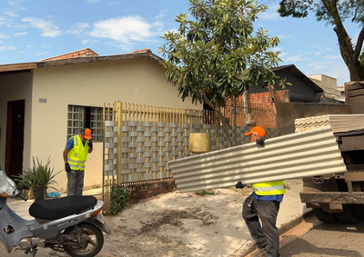 Ventos fortes provocaram queda de &aacute;rvores, destelhamentos e danos em im&oacute;veis; equipes continuam atendendo as &aacute;reas afetadas.
