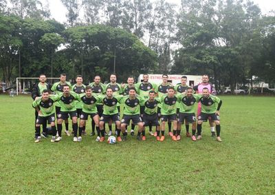 A equipe D&iacute;namo/JASS Empreendimentos, de Alto Paran&aacute;, conquistou o t&iacute;tulo da 3&ordf; Copa Uni&atilde;o/Semel Regional de Futebol Su&iacute;&ccedil;o no domingo (11), em Paranava&iacute;.