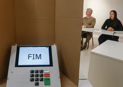 Aus&ecirc;ncia na primeira vota&ccedil;&atilde;o n&atilde;o impede participa&ccedil;&atilde;o no segundo turno, desde que o t&iacute;tulo eleitoral esteja regular.