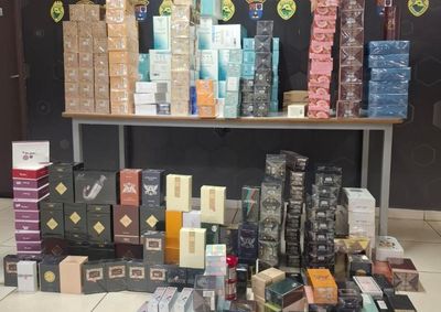 Mercadorias estavam em um Fiat Cronos ocupado por um homem e uma mulher; produtos foram encaminhados ao dep&oacute;sito da Receita Federal.