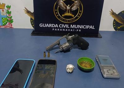 Homem de 19 anos foi flagrado com arma municiada no Jardim Simone; outro homem, de 26 anos, tamb&eacute;m foi encaminhado &agrave; delegacia.