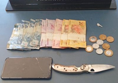 A&ccedil;&atilde;o ocorreu na manh&atilde; de segunda-feira (19); crack, dinheiro e um celular foram apreendidos.