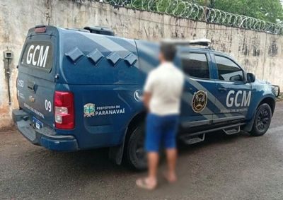 Motorista de 41 anos desobedeceu &agrave; ordem de parada, avan&ccedil;ou sinal vermelho e colocou pedestres em risco durante a fuga.