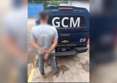 Homem de 32 anos afirmou que pretendia compartilhar as imagens em grupos; celular foi apreendido e encaminhado com ele &agrave; Cadeia P&uacute;blica.