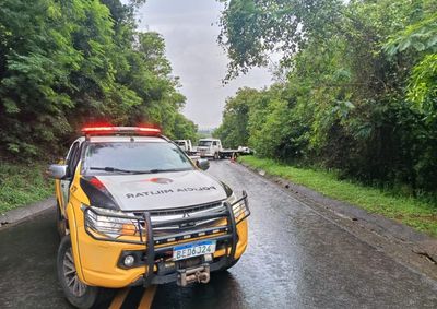 Ve&iacute;culo saiu da pista e bateu contra um barranco e galhos de &aacute;rvores; v&iacute;tima foi encaminhada &agrave; Santa Casa.