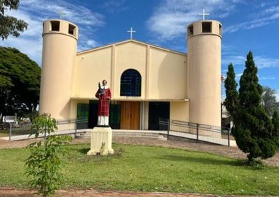 Sacerdote de 55 anos sofreu hematomas e teve o celular roubado; suspeito foi detido por moradores e era foragido do sistema prisional.