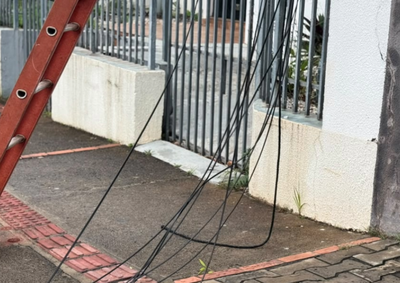 Munic&iacute;pio cobra empresas de telecomunica&ccedil;&otilde;es pela retirada de cabos abandonados e mant&eacute;m a&ccedil;&otilde;es para organizar a fia&ccedil;&atilde;o a&eacute;rea.