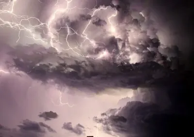 Aviso do Inmet prev&ecirc; chuva intensa, ventos de at&eacute; 60 km/h e possibilidade de granizo em 323 munic&iacute;pios do Paran&aacute;.