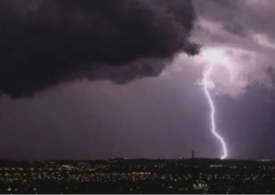Aviso do INMET &eacute; de perigo potencial e prev&ecirc; chuva forte, ventos de at&eacute; 60 km/h e possibilidade de granizo.