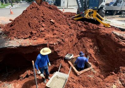Servi&ccedil;os incluem recupera&ccedil;&atilde;o de galerias pluviais no Jardim Central e melhorias no Cemit&eacute;rio Municipal.