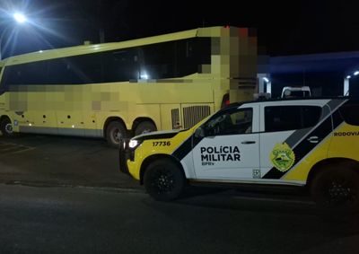 Criminosos armados interceptaram o coletivo e levaram pertences que estavam no bagageiro; dois motoristas e nove passageiros estavam no ve&iacute;culo.