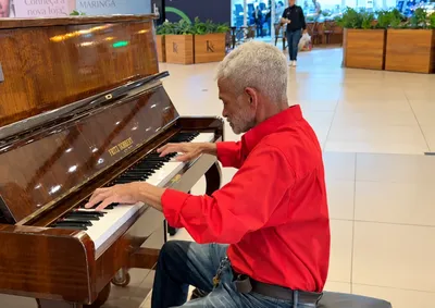 Juvelino Jos&eacute; Dias aprendeu a tocar instrumentos sozinho e mant&eacute;m viva a paix&atilde;o pela m&uacute;sica ao se apresentar no piano do Shopping Cidade Maring&aacute;.