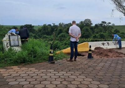 Parte da cal&ccedil;ada cedeu e formou uma cratera &agrave;s margens da estrutura; local foi isolado e oferece risco a quem passa pela regi&atilde;o.