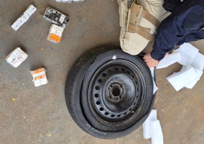Medicamentos de origem estrangeira eram transportados de forma oculta em ve&iacute;culo que havia sa&iacute;do do Paraguai; motorista foi encaminhado &agrave; Pol&iacute;cia Federal.