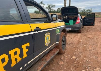 
Condutor abandonou o ve&iacute;culo em uma &aacute;rea de banhado e fugiu a p&eacute; em dire&ccedil;&atilde;o a uma mata.