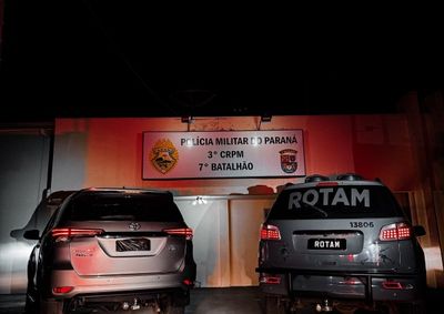 Dois homens, de 22 e 25 anos, foram presos em flagrante; com um deles, os policiais encontraram equipamento para codificar chaves e ferramentas.