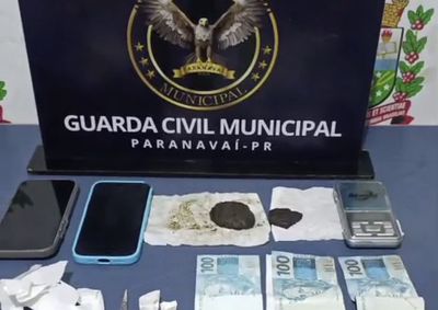 Jovem de 18 anos foi abordado em ve&iacute;culo com por&ccedil;&otilde;es de dry escondidas em compartimento oculto; mais entorpecentes e materiais usados para preparo da droga