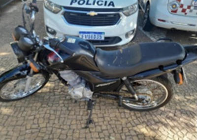 Ve&iacute;culo com sinais de adultera&ccedil;&atilde;o foi localizado durante patrulhamento; abordagem revelou que a moto era produto de furto.