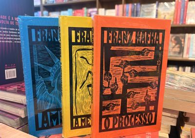 Cl&aacute;ssico da literatura mundial aborda o absurdo da burocracia e a trajet&oacute;ria de Josef K. diante de uma acusa&ccedil;&atilde;o desconhecida