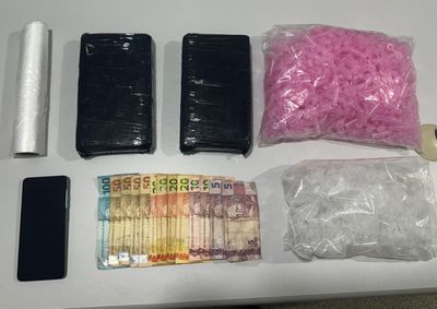 A&ccedil;&atilde;o resulta na apreens&atilde;o de mais de dois quilos de coca&iacute;na, dinheiro e materiais para fracionamento