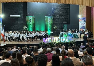 Tradicional evento da FUNEPE re&uacute;ne familiares e autoridades em Pen&aacute;polis para celebrar o ingresso oficial dos novos estudantes de sa&uacute;de