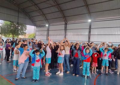Evento re&uacute;ne pais e respons&aacute;veis em Pen&aacute;polis com apresenta&ccedil;&otilde;es art&iacute;sticas, gincanas recreativas e sorteio de brindes