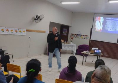 Atividade de encerramento da Semana da Fam&iacute;lia re&uacute;ne pais e educadores em Pen&aacute;polis para debater regras, limites e seguran&ccedil;a digital