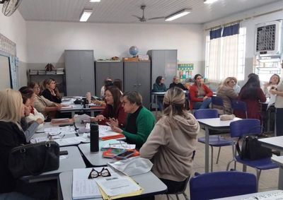 Capacita&ccedil;&atilde;o na Emef Armelindo Artiolli re&uacute;ne docentes do Ensino Fundamental para aprimorar pr&aacute;ticas pedag&oacute;gicas de escrita e matem&aacute;tica
