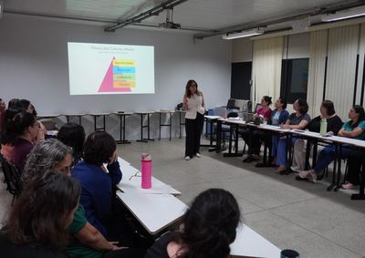 Capacita&ccedil;&atilde;o em Pen&aacute;polis re&uacute;ne cerca de 80 profissionais para debater o desenvolvimento infantil e aprimorar o atendimento pedag&oacute;gico nas creches