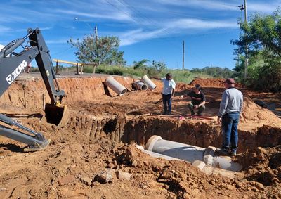 Interven&ccedil;&atilde;o realizada na divisa com o bairro Cidade Jardim capta &aacute;guas pluviais para proteger a estrada rural e melhorar o tr&aacute;fego