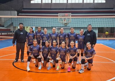 Equipe feminina conquista uma vit&oacute;ria e sofre uma derrota em festival sediado no gin&aacute;sio municipal de esportes Gigante Azul