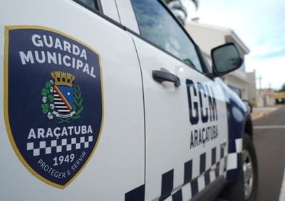 Guardas civis realizam manobra de primeiros socorros e escoltam o rec&eacute;m-nascido at&eacute; o pronto-socorro municipal