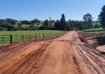 Manuten&ccedil;&atilde;o em um quil&ocirc;metro e meio de via rural recebe investimento de cinquenta mil reais de recursos pr&oacute;prios em Pen&aacute;polis