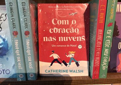 Com o cora&ccedil;&atilde;o nas nuvens, de Catherine Walsh, voc&ecirc; encontra esse e outros t&iacute;tulos na Livraria Sophia em Pen&aacute;polis