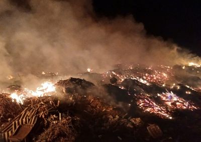Fogo registrado na madrugada desta quinta-feira (20) foi contido pelas equipes de emerg&ecirc;ncia e o local segue sob monitoramento cont&iacute;nuo