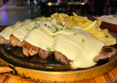 Casa oferece card&aacute;pio variado com pizzas premium, por&ccedil;&otilde;es, petiscos, drinks autorais e chopperia em um ambiente acolhedor
