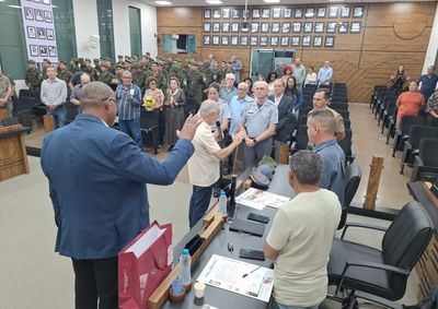 Reconhecimento foi promovido pelo Tiro de Guerra 02-027 e reuniu atiradores, ex-atiradores e autoridades militares na sess&atilde;o de segunda-feira