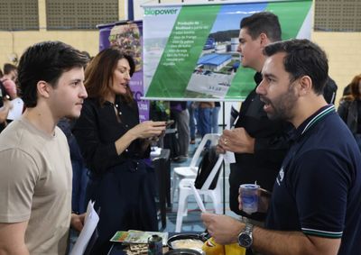 Evento reuniu 33 empresas no Centro Poliesportivo e aproximou estudantes de oportunidades de est&aacute;gio e emprego em Ara&ccedil;atuba e regi&atilde;o