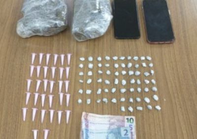 Dupla foi abordada em motocicleta no bairro Engenheiro Taveira com mais de um quilo de maconha, pedras de crack e microtubos de coca&iacute;na
