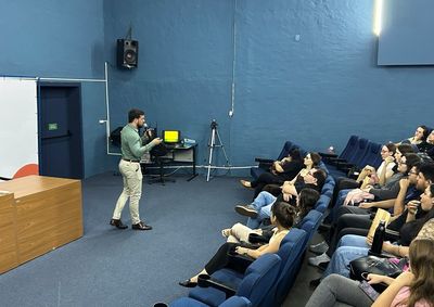 Dr. Lucas Xavier Bonfietti abordou o papel do biom&eacute;dico no laborat&oacute;rio de sa&uacute;de p&uacute;blica em palestra no N&uacute;cleo Acad&ecirc;mico e Cultural