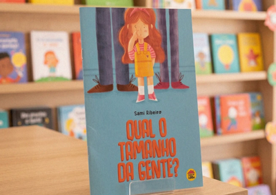 Obra "Qual o Tamanho da Gente?" convida os pequenos leitores a refletir sobre autoconhecimento e a forma como enxergam o mundo
