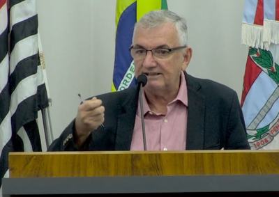Vereador de Pen&aacute;polis afirmou que a pol&iacute;tica do Executivo gera constrangimento aos pais e pode aumentar o n&uacute;mero de crian&ccedil;as n&atilde;o assistidas