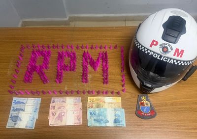 Foram apreendidos 231 microtubos de coca&iacute;na, R$ 201,00 em dinheiro e um aparelho celular durante abordagem e busca em resid&ecirc;ncia