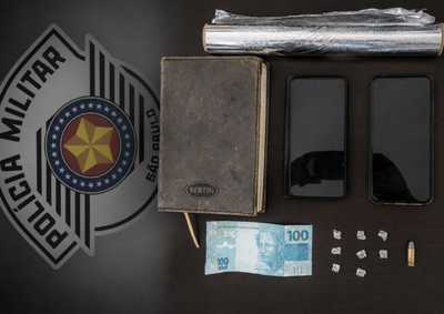 Durante abordagem na Rua Boa Vista, policiais localizaram por&ccedil;&otilde;es de subst&acirc;ncia an&aacute;loga a crack, dinheiro e materiais para embalar a droga